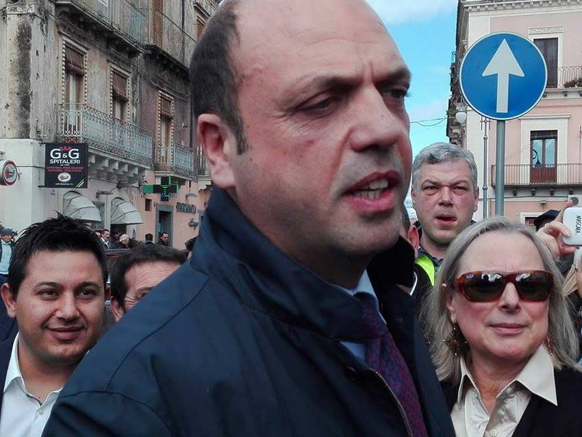Adrano, questione sicurezza: il sindaco Ferrante consegna al ministro Alfano un documento