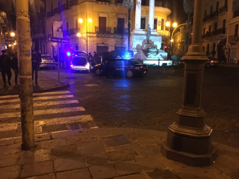 Giarre, inseguimento mozzafiato in via Callipoli. Auto bloccata dai carabinieri dopo un testa coda al Monumento dei Caduti VD
