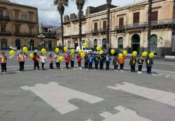 Giarre, flash mob in onore alla Donna degli allievi del I istituto comprensivo