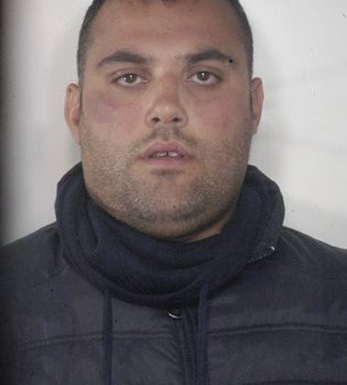 Adrano, assaltano furgone carico di sigarette. Arrestati NOMI FOTO