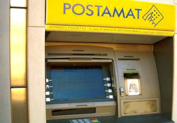 Gaggi alla conquista di un Postamat