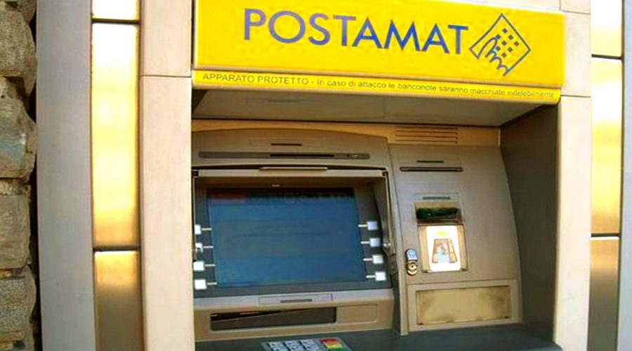 Gaggi alla conquista di un Postamat