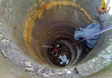 Cade in un pozzo profondo 12 metri: salvato dai vigili del fuoco