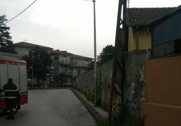 Riposto, chiusa piazza Matteotti ( e poi riaperta) per traliccio pericolante. Intervento dei VvFf