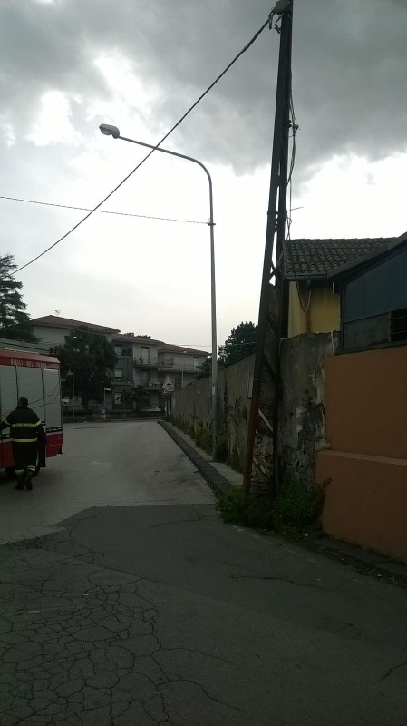 Riposto, chiusa piazza Matteotti ( e poi riaperta) per traliccio pericolante. Intervento dei VvFf