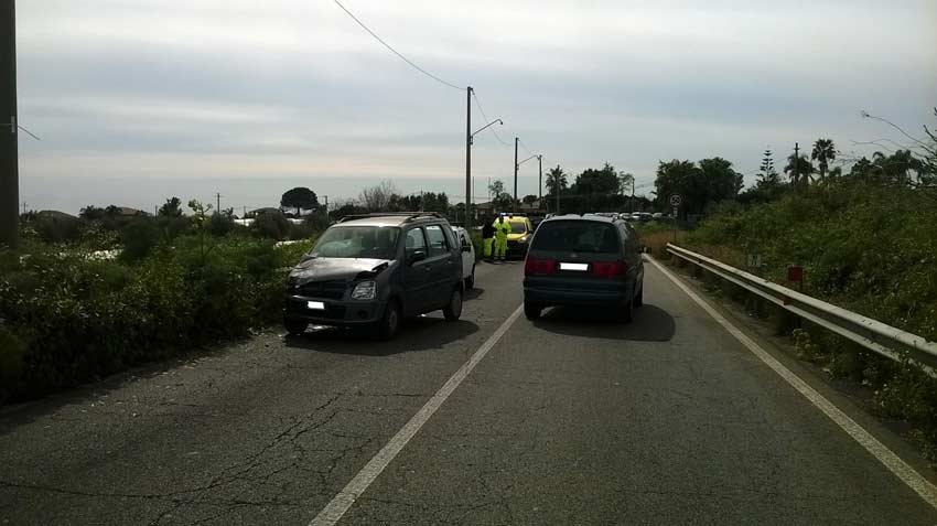 Riposto, incidente sulla Ss114: tre feriti