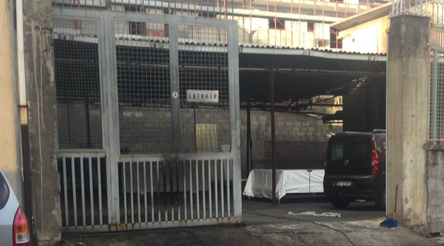 Giarre: pneumatico incendiato davanti a rivendita materiale ferroso. Ombra del racket?