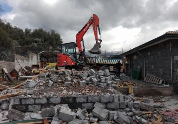 Biancavilla, abbattuta struttura abusiva