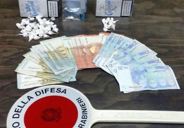 Acireale: era ai domiciliari e spacciava dal balcone. Arrestato