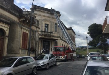 Giarre, intervento autoscala al Verga