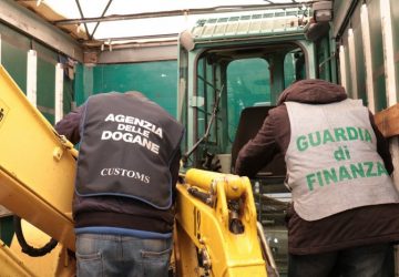 Porto Catania, sequestrato rimorchio carico di escavatori rubati