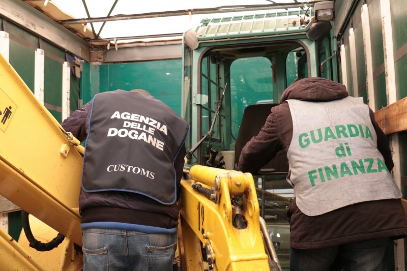Porto Catania, sequestrato rimorchio carico di escavatori rubati