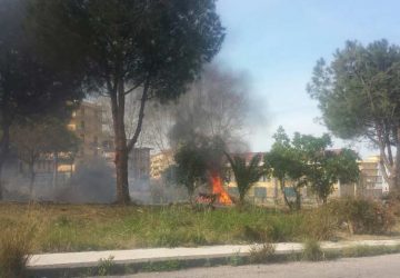 Giarre, incendio in area a verde in corso Europa