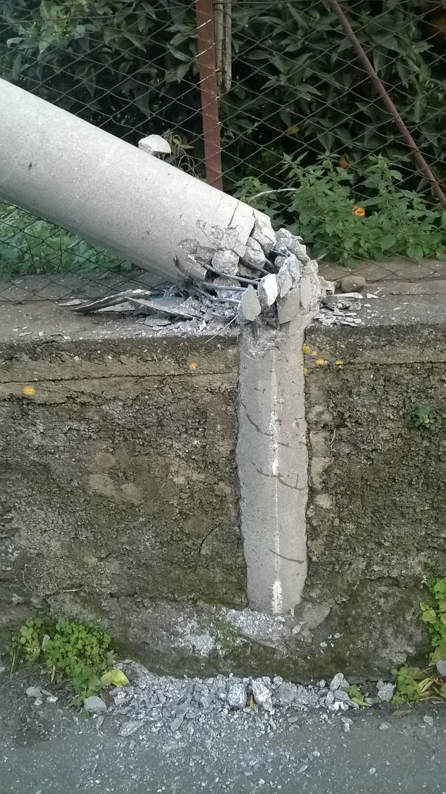 Riposto, divelto da un mezzo pesante un palo Enel. Ricognizione della polizia municipale