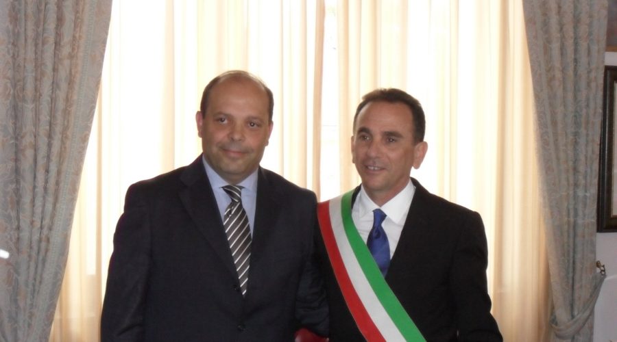 Fiumefreddo, trasporto scolastico. Botta e risposta tra i grillini e il sindaco Alosi