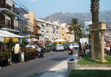 Dalla baia di Giardini Naxos alle vie del centro di Taormina è caccia agli abusivi. Nel mirino le mini crociere turistiche