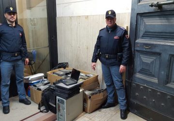 Catania, scovato laboratorio con oltre 200 centraline pronte per rubare auto