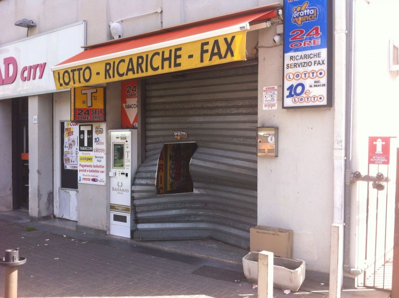 Riposto, in azione la gang della spaccata.  Abbattuta saracinesca tabacchino