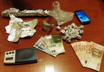 Marito e moglie spacciano in casa: lui arrestato, lei denunciata