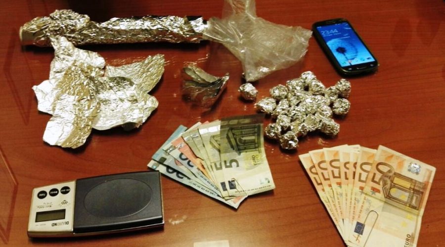 Marito e moglie spacciano in casa: lui arrestato, lei denunciata