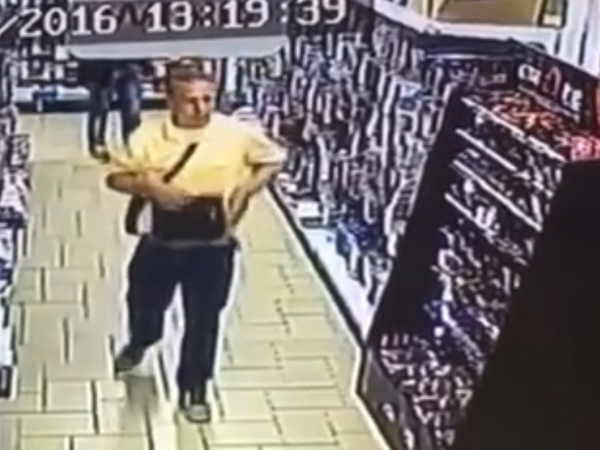 Giarre, ruba un computer portatile davanti agli occhi a mandorla di un esercente cinese. Le immagini del furto impazzano su Internet