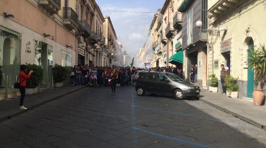 Giarre e Riposto paralizzate dal corteo di studenti: Vogliamo il pronto soccorso