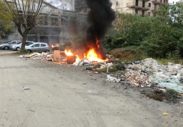 Giarre, incendiata discarica di via Teatro VIDEO