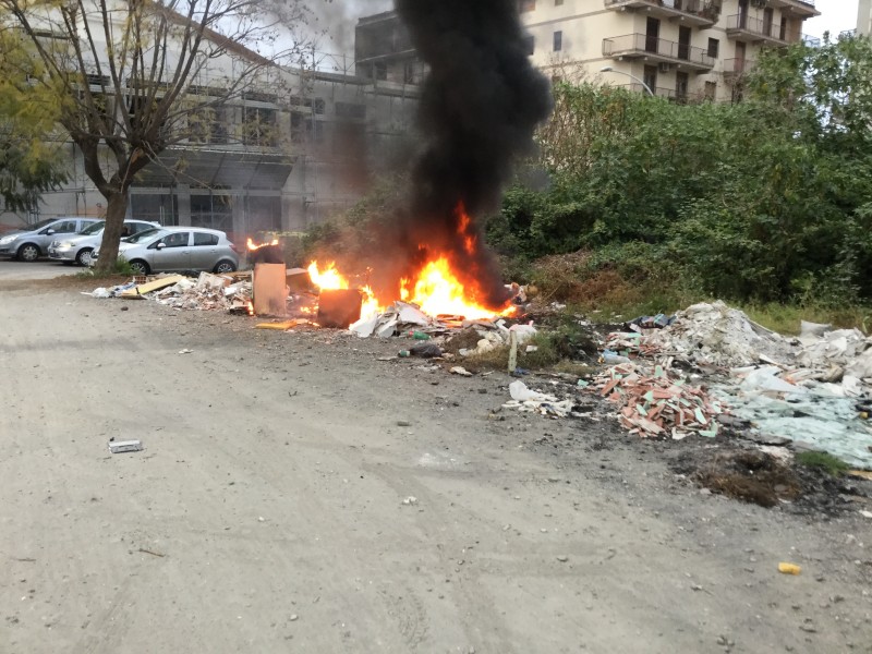 Giarre, incendiata discarica di via Teatro VIDEO