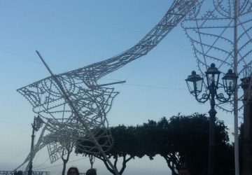 S.Alfio, forti raffiche di vento. Danni a illuminazione artistica