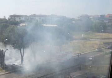 Giarre incendio sterpaglie in zona Pigno