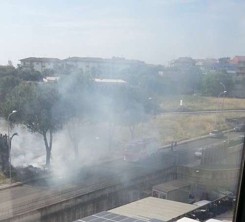 Giarre incendio sterpaglie in zona Pigno