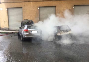 Giarre, duplice incendio auto in via A. Musco VIDEO