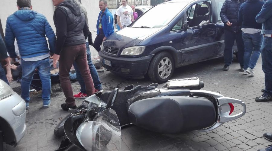 Adrano, terribile impatto tra auto e scooter: feriti due giovani, interviene elissoccorso