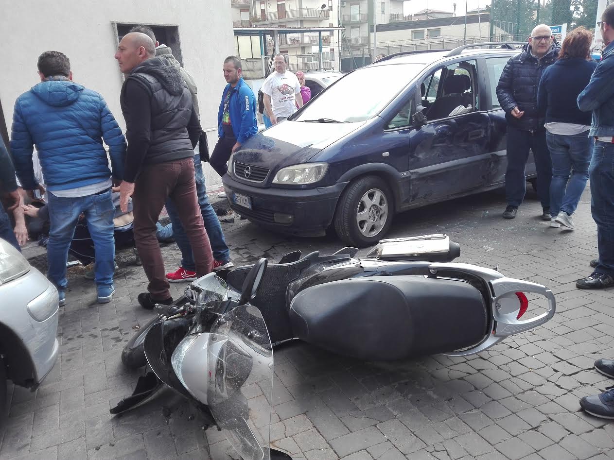 Adrano, terribile impatto tra auto e scooter: feriti due giovani, interviene elissoccorso