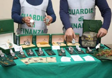 Catania: tarocco on line, sequestrati falsi rolex venduti su facebook. Denunciato catanese