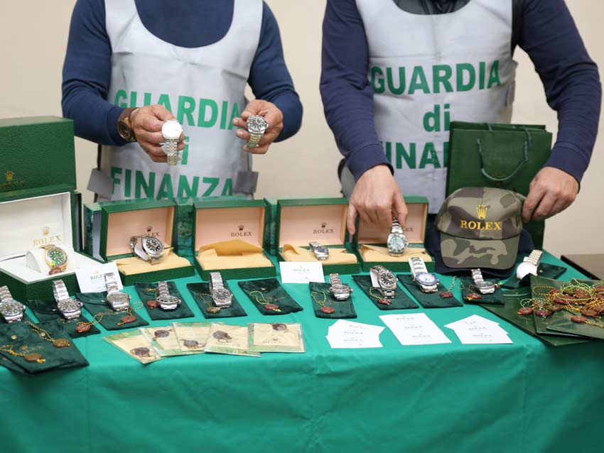 Catania: tarocco on line, sequestrati falsi rolex venduti su facebook. Denunciato catanese