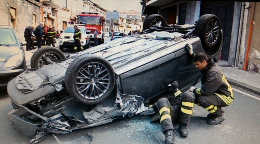 Guardia Mangano, grave incidente: si ribalta auto. Un ferito