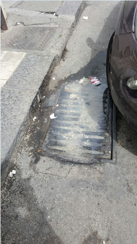 Giarre, dalla caditoia sgorgano liquami. La protesta dei residenti