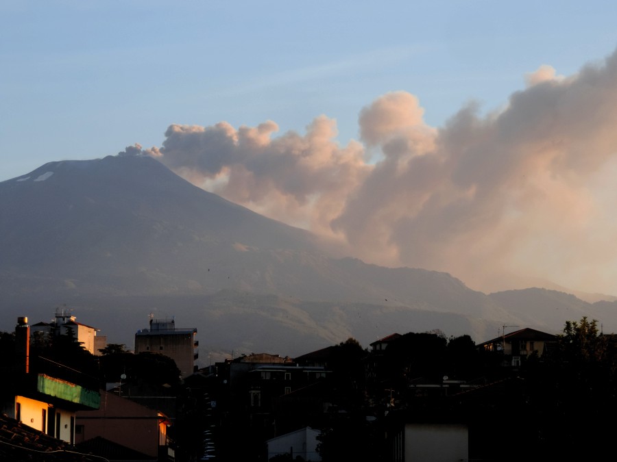 Nuova attività dell’Etna: chiusi due settori spazio aereo, a Catania 4 atterraggi l’ora