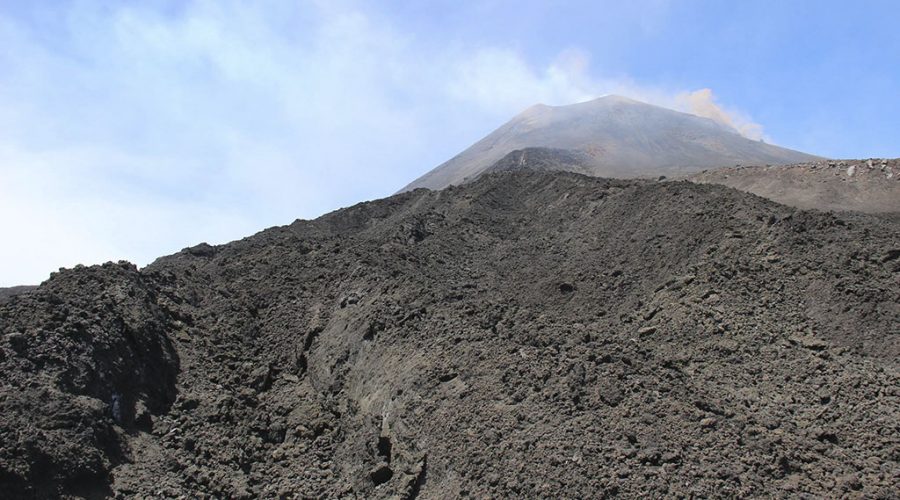 Etna: attività stromboliana nel cratere “Voragine”