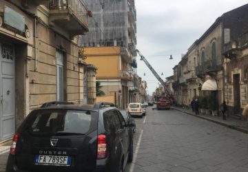 Riposto, cadono frammenti di intonaco dal settimo piano. Intervento dei vigili del fuoco