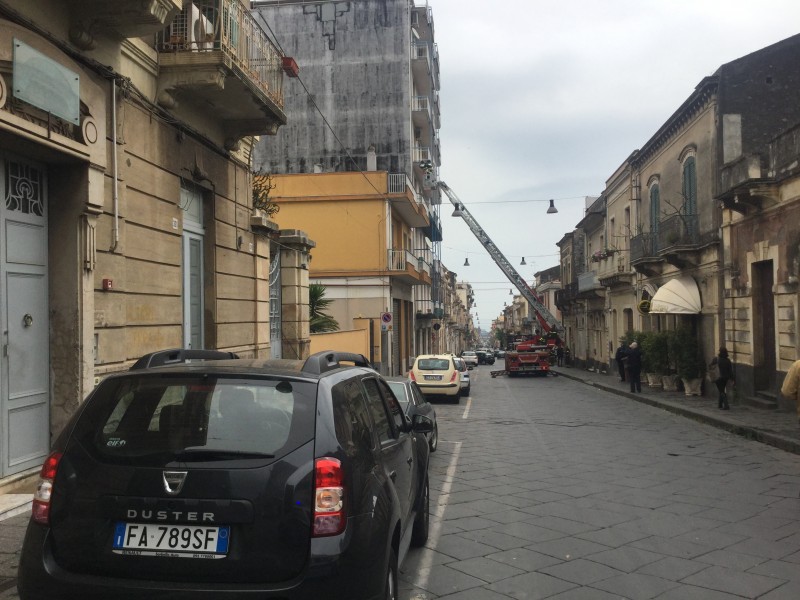 Riposto, cadono frammenti di intonaco dal settimo piano. Intervento dei vigili del fuoco