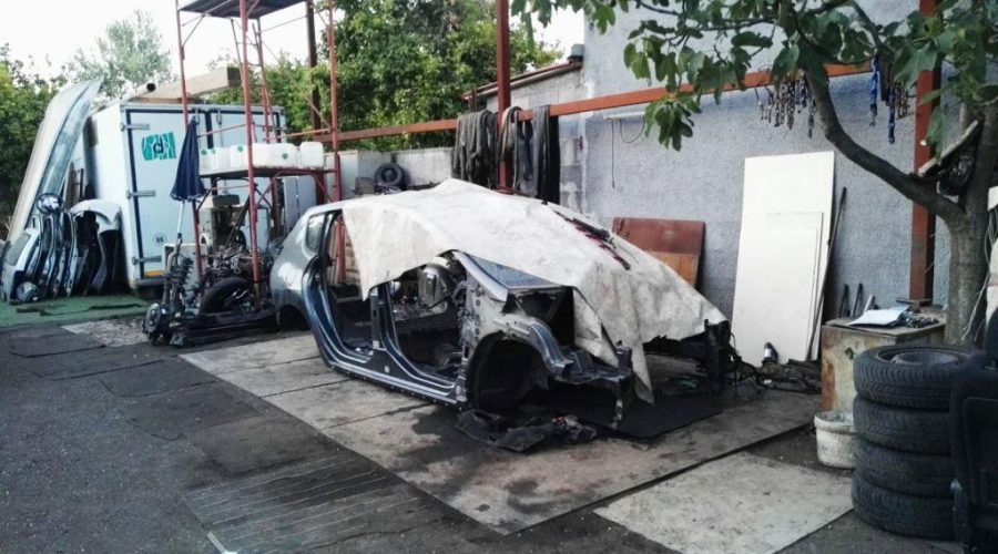 Santa Venerina, scoperto deposito auto rubate