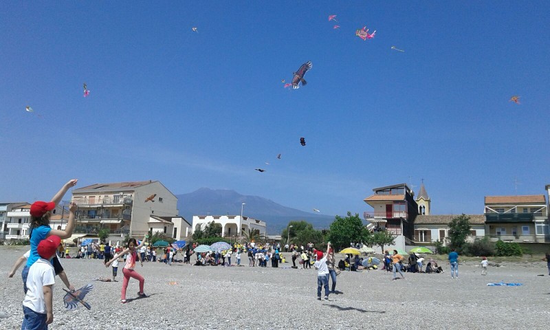 Mascali, la Giornata degli aquiloni. Pregevole iniziativa