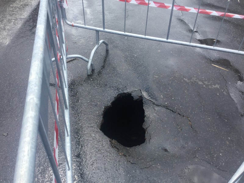Giarre, ricoperta la voragine apertasi sul manto stradale del viale Libertà