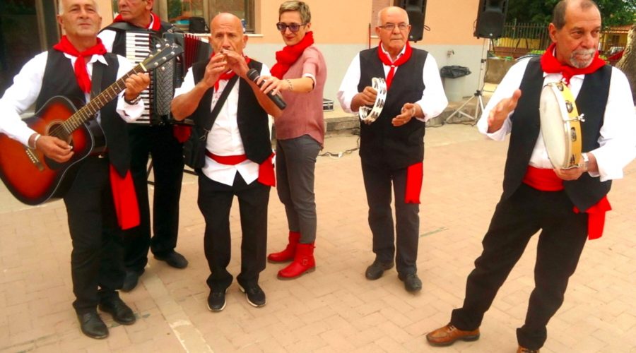 06 Solicchiata, Saggio Scolastico 2016 Istituto Don Mario Strano – La presentatrice Carmencita Bonfiglio con il gruppo folk Gli Amici dell’Etna