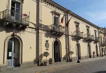 Piedimonte Etneo, sgomberato un alloggio occupato abusivamente: il Comandante dei Vigili aggredito