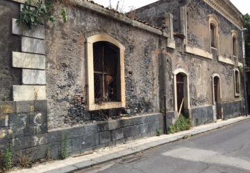 Giarre, ancora un incendio in via Teatro. Danni all’ex segheria