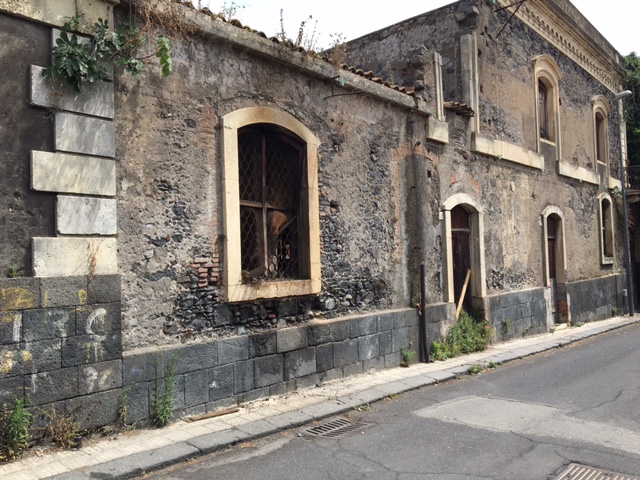 Giarre, ancora un incendio in via Teatro. Danni all’ex segheria