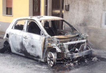 Fiumefreddo, rogo di 3 auto in via Feudo Grande. Non si esclude il dolo